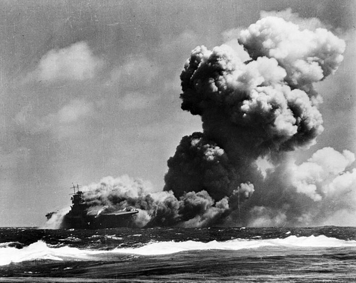 Американский авианосец Уосп после попадания торпед от японской подводной лодки