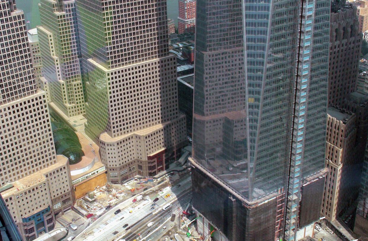 Вид на здание ВТЦ-1 Всемирного торгового центра в Нью-Йорке