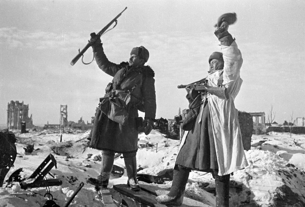 Солдаты радуются освобождению Сталинграда