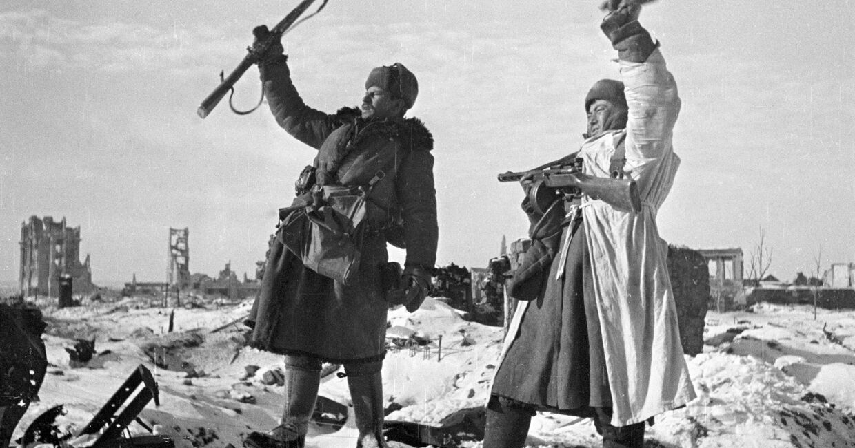 Солдаты радуются освобождению Сталинграда