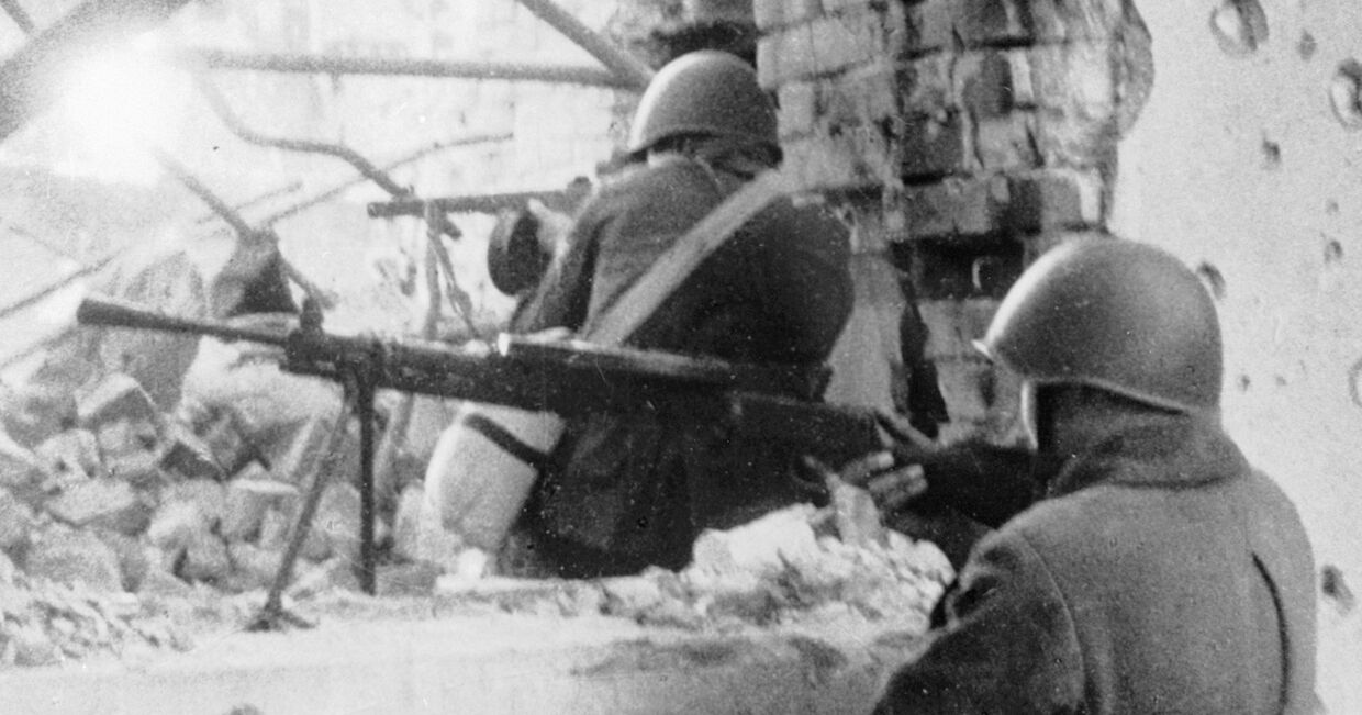 Советские солдаты ведут бой на улицах Сталинграда
