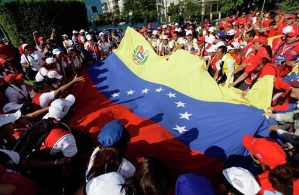 Венесуэльские студенты держат свой национальный флаг