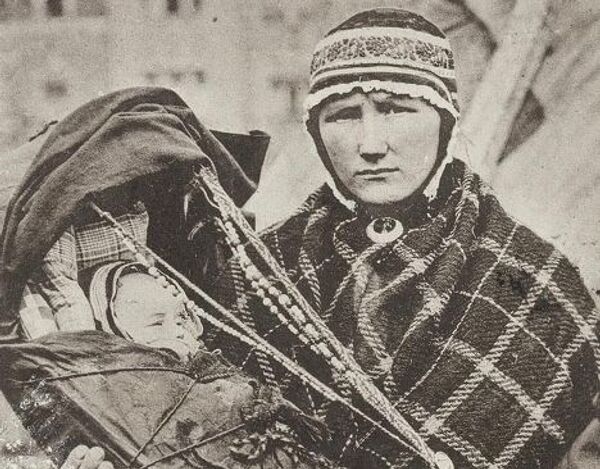 Женщина народа саами с ребенком. Комс, Финляндия