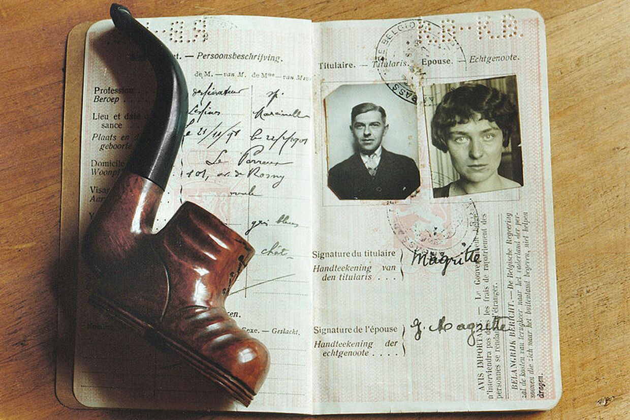 Паспорт и трубка Рене Магритт