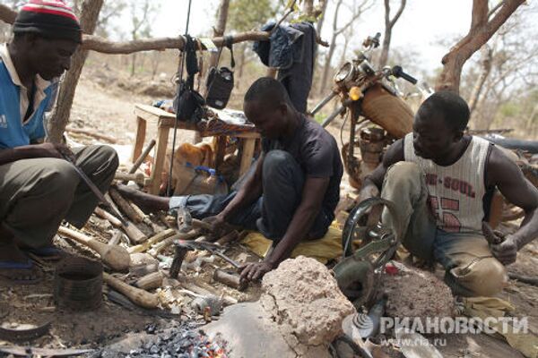 Старатели на золотом прииске. Регион Кай. Мали
