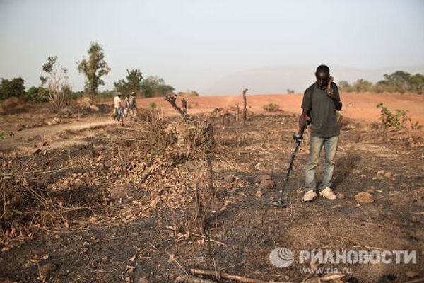 Старатель во время поиска залежей золота. Регион Кай. Мали
