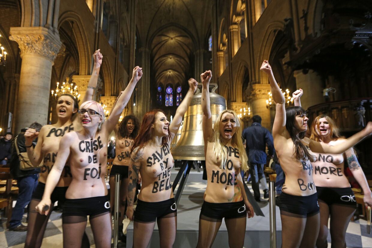 Активистки движения Femen в Соборе Парижской Богоматери
