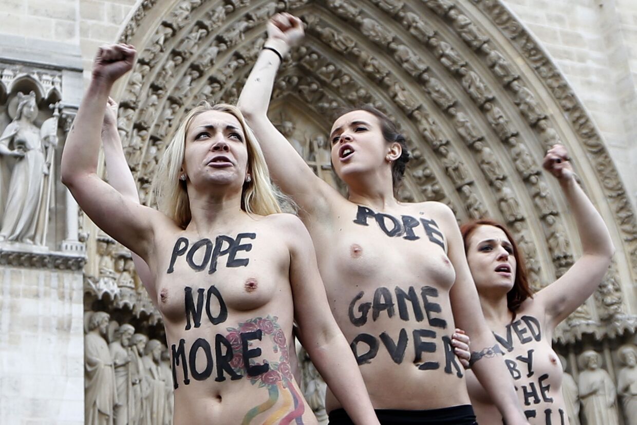 Активистки движения Femen у Собора Парижской Богоматери