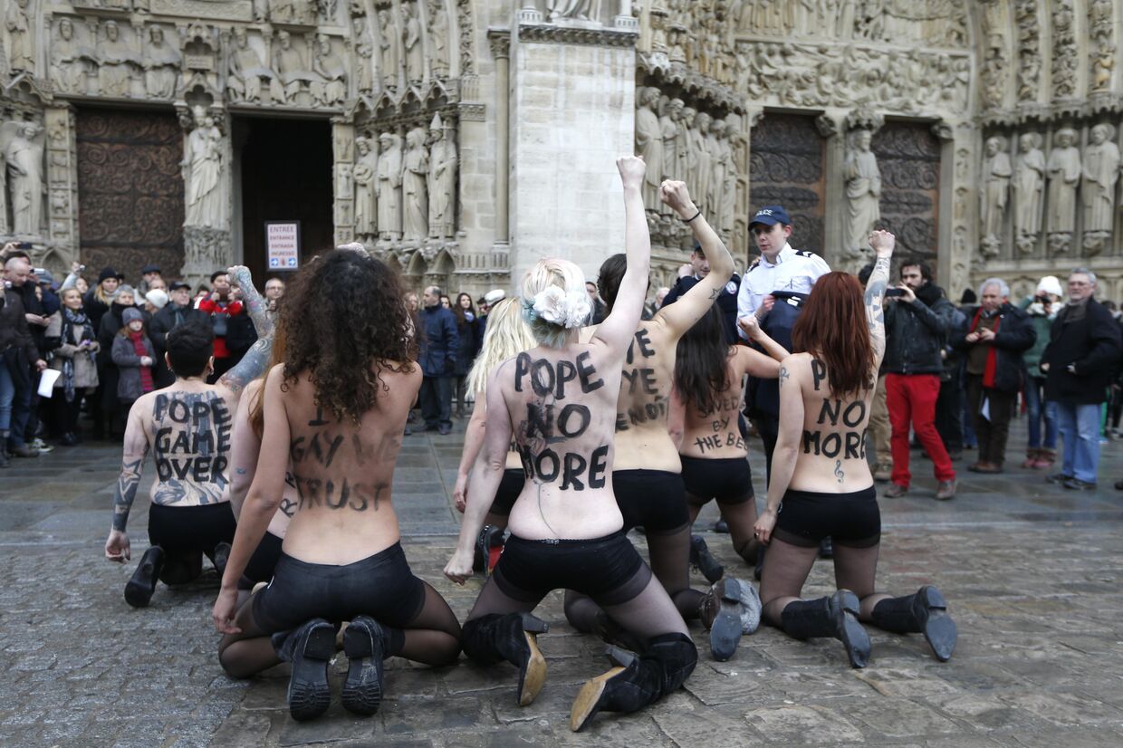 Активистки движения Femen у Собора Парижской Богоматери 