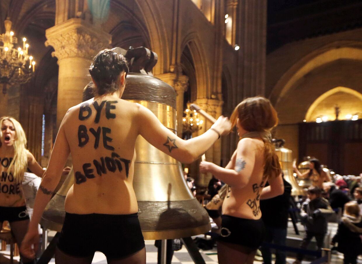 Активистки Femen провели акцию в Нотр-Дам-де-Пари 