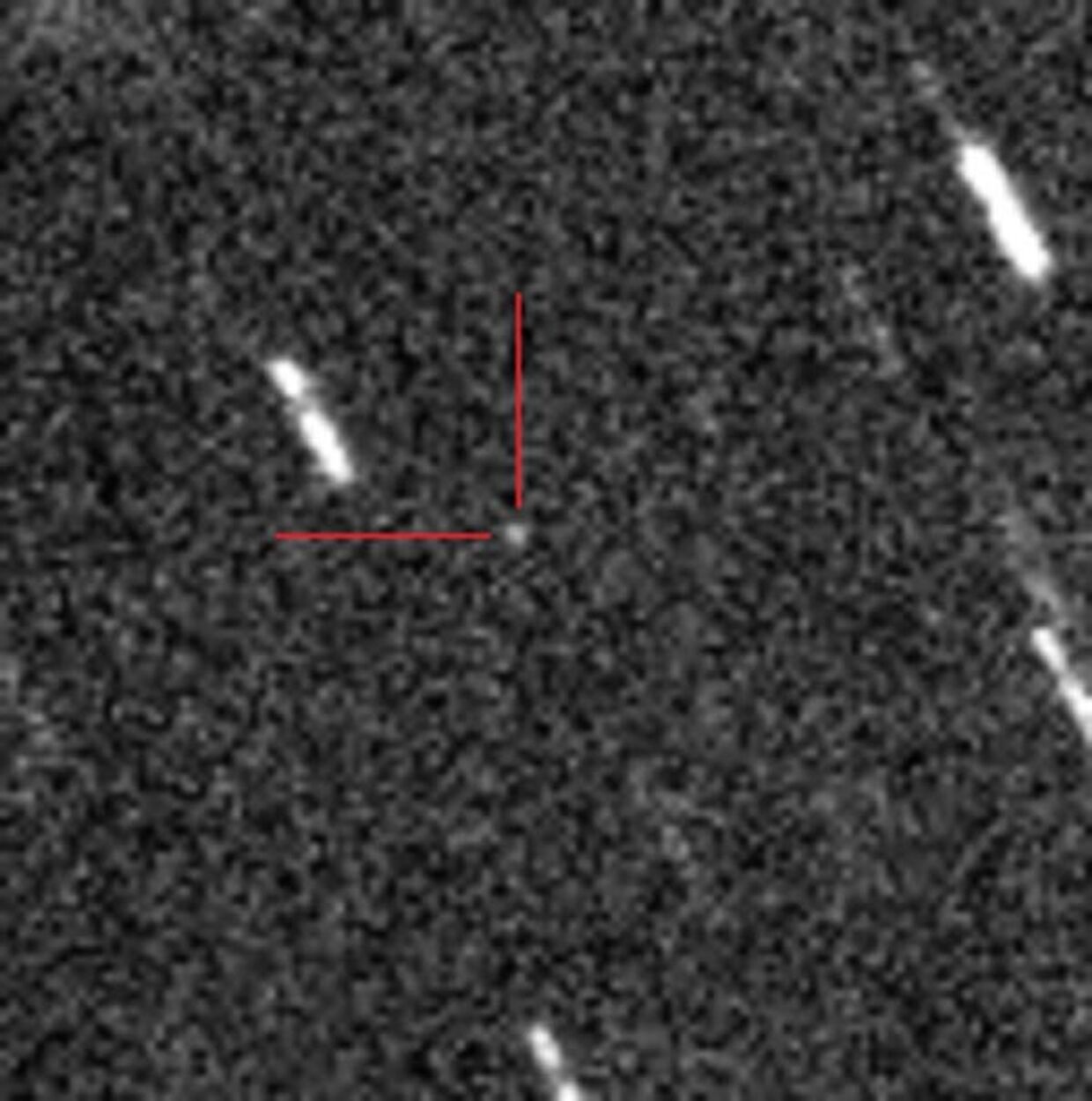 Астероид 2012 DA14 (отмечен красными линиями)