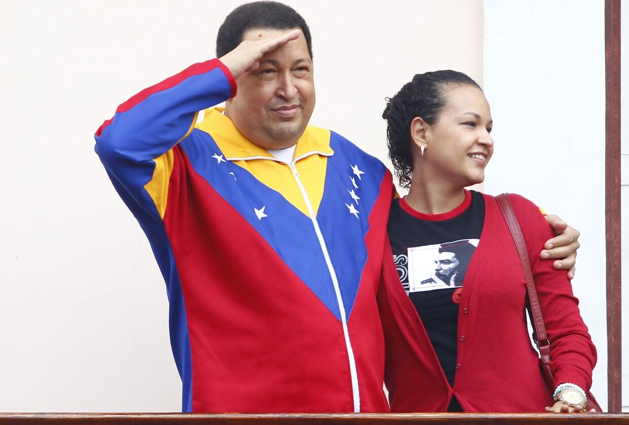 Президент Венесуэлы с дочерью Росой на балконе президентского дворца