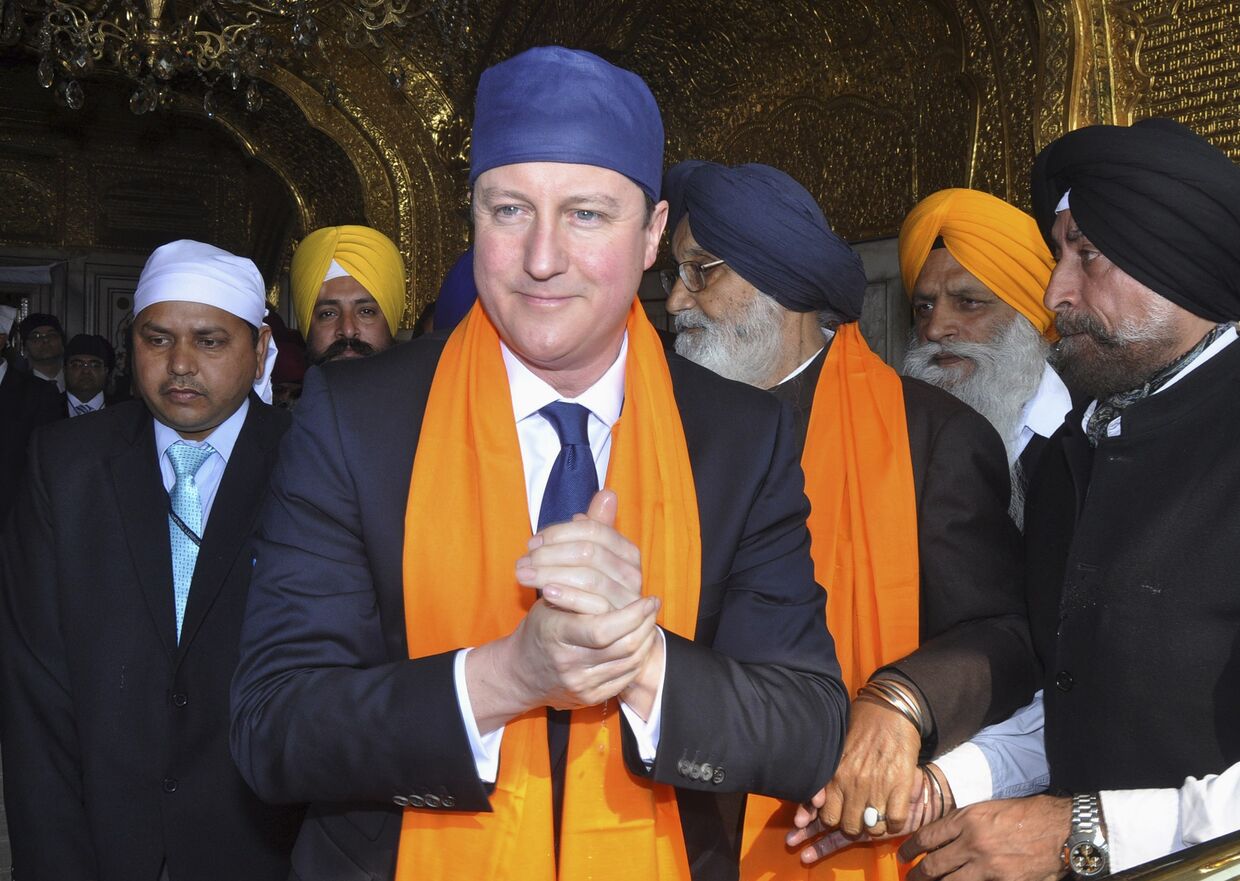 Британский премьер Дэвид Кэмерон у мемориального комплекса в Амритсаре, Индия