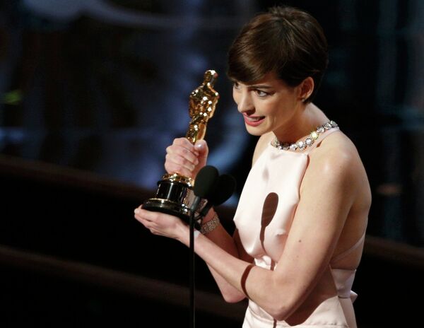 Энн Хэтэуэй получает Оскар за лучшую женскую роль второго плана