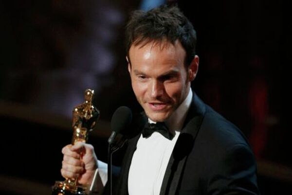 Крис Террио получает Оскар в номинации Адаптированный сценарий за фильм Операция Арго