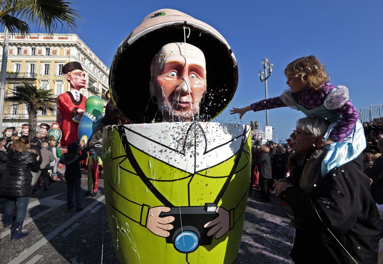 Фигура Владимира Путина на карнавале в Ницце
