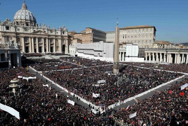 Толпа народа у Собора Святого Петра в Ватикане