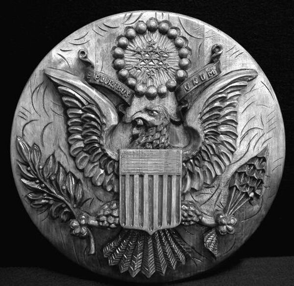 Деревянный герб США с устройством подслушивания 