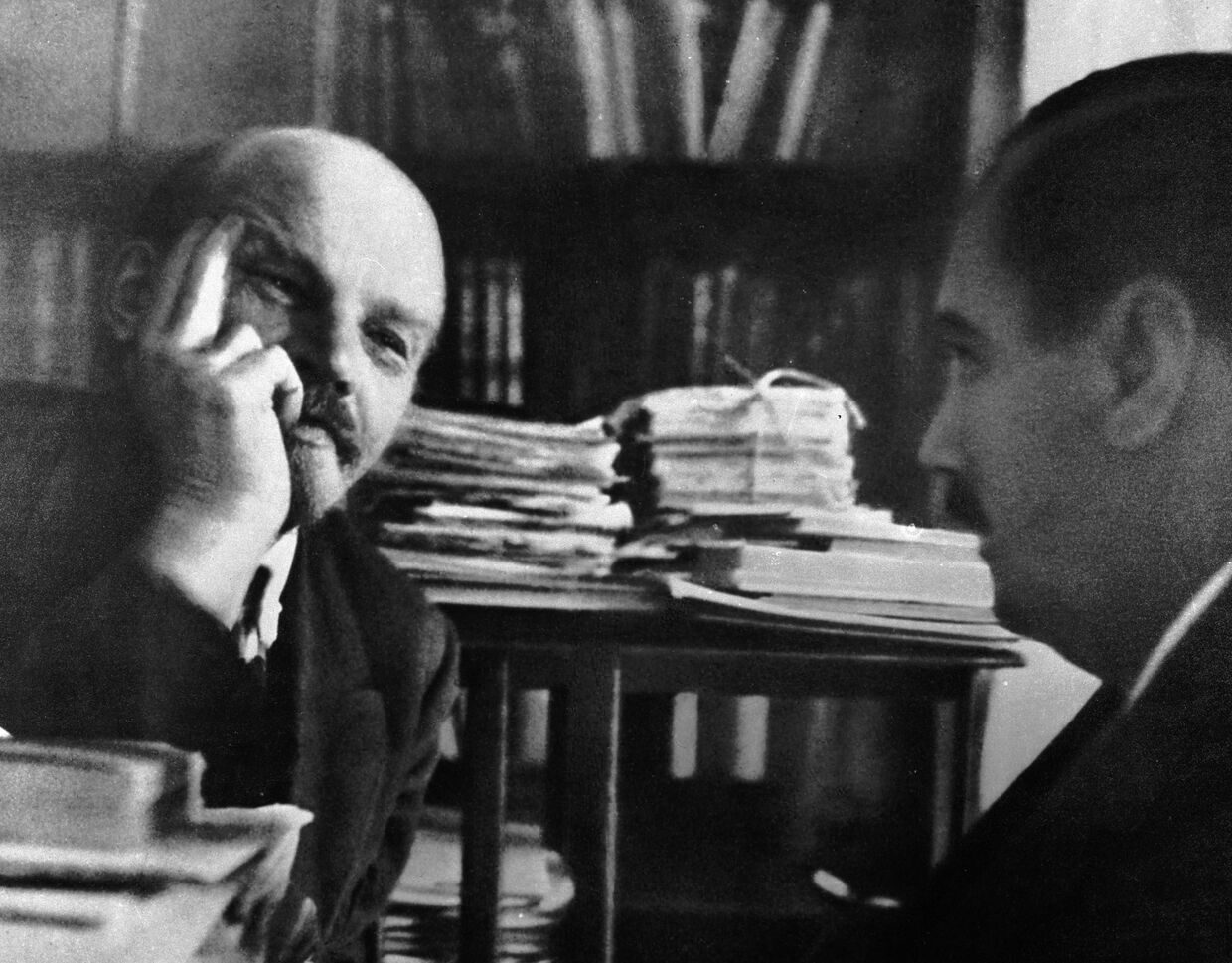В. И. Ленин беседует с писателем Г. Уэллсом