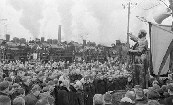 Жители Риги собрались на траурный митинг в момент похорон Иосифа Сталина