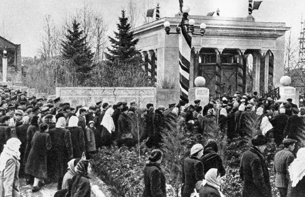 Жители Гори собрались на траурный митинг в момент похорон Иосифа Сталина