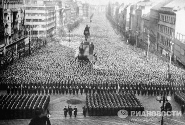 Траурный митинг в Праге в час похорон Сталина