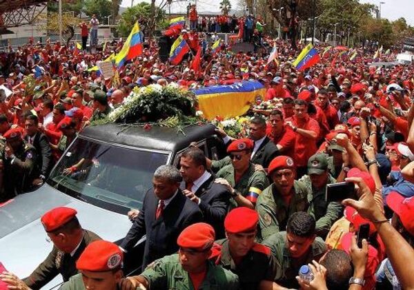 Венесуэльцы сопровождают траурный кортеж с телом Уго Чавеса