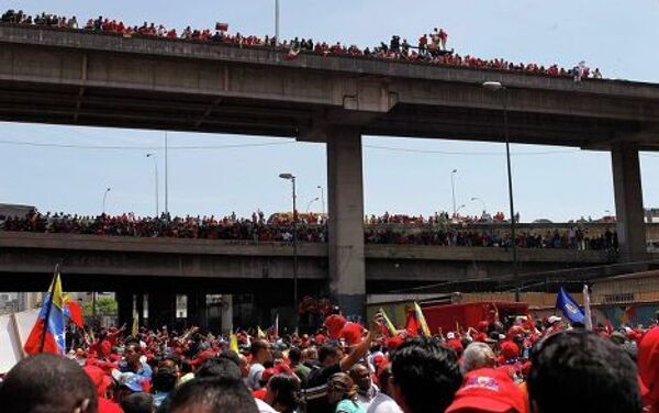 Венесуэльцы сопровождают траурный кортеж с телом Уго Чавеса