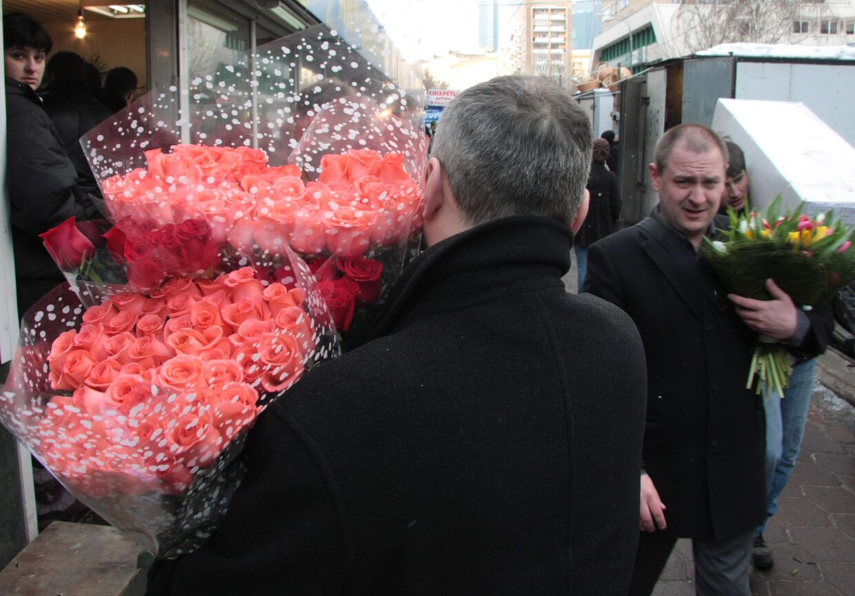 Торговля цветами у Киевского вокзала