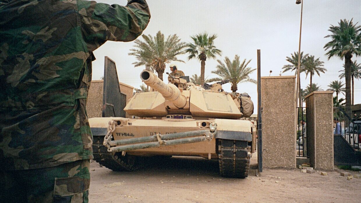 Американские танки у национального музея в Багдаде