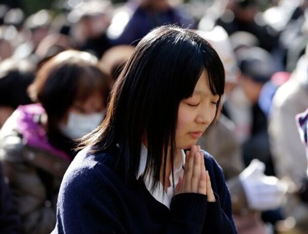 Минута молчания в честь погибших и пропавших без вести во время землетрясения и цунами 2011 года в Японии