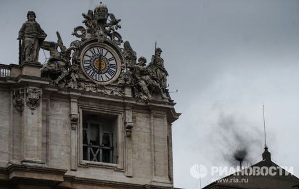 Черный дым из трубы на крыше Сикстинской капеллы в Ватикане