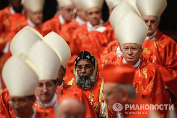 Кардинал, архиепископ Тривандрума Базелиос Клеемис Тоттункал (в центре) во время торжественной мессы Об избираемом Папе Римском в Ватикане