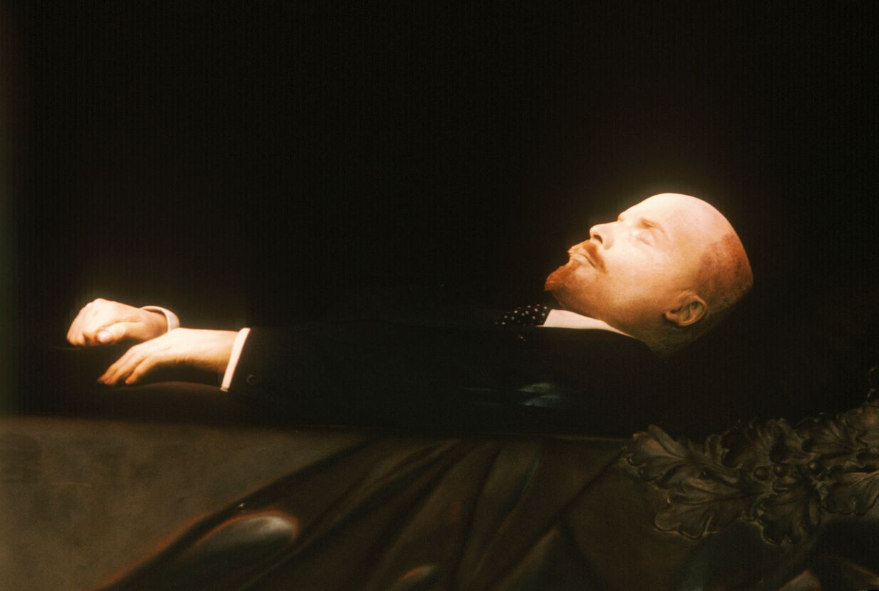 Бальзамированное тело В.И.Ленина в Мавзолее