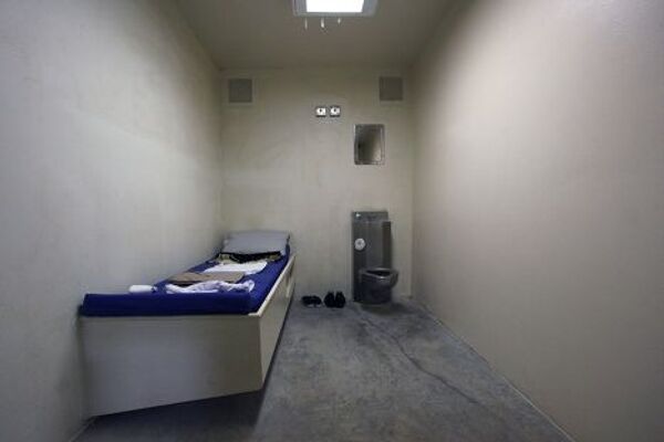 Тюремная камера в Гуантанамо
