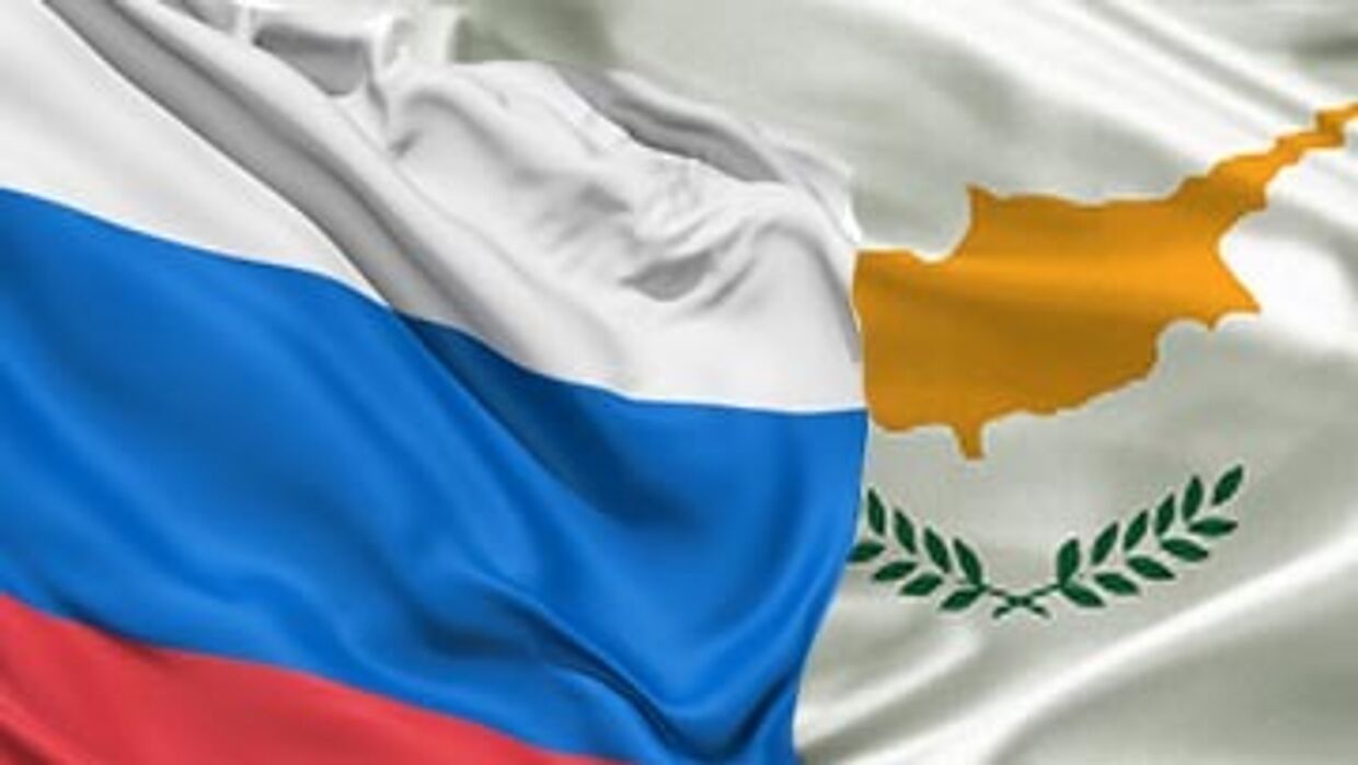 Флаги России и Кипра