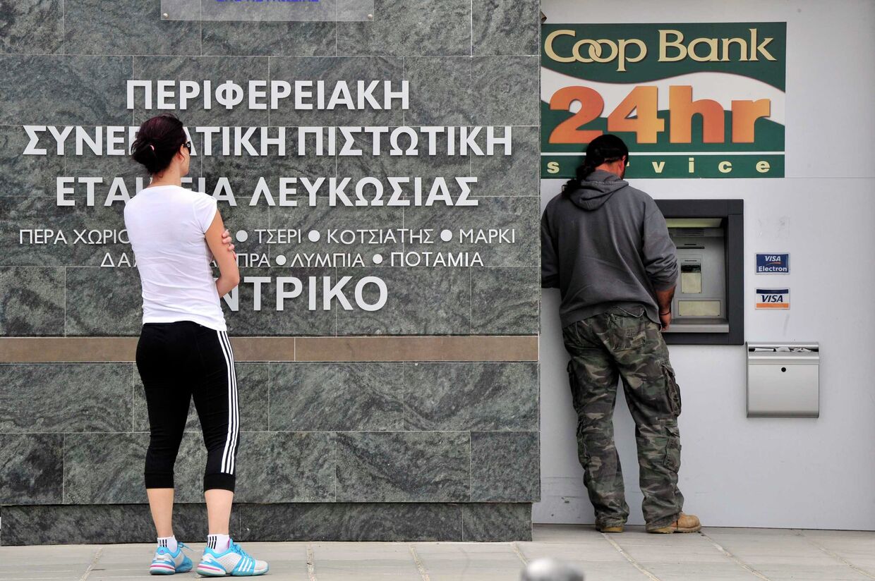 Люди у банкомата на Кипре