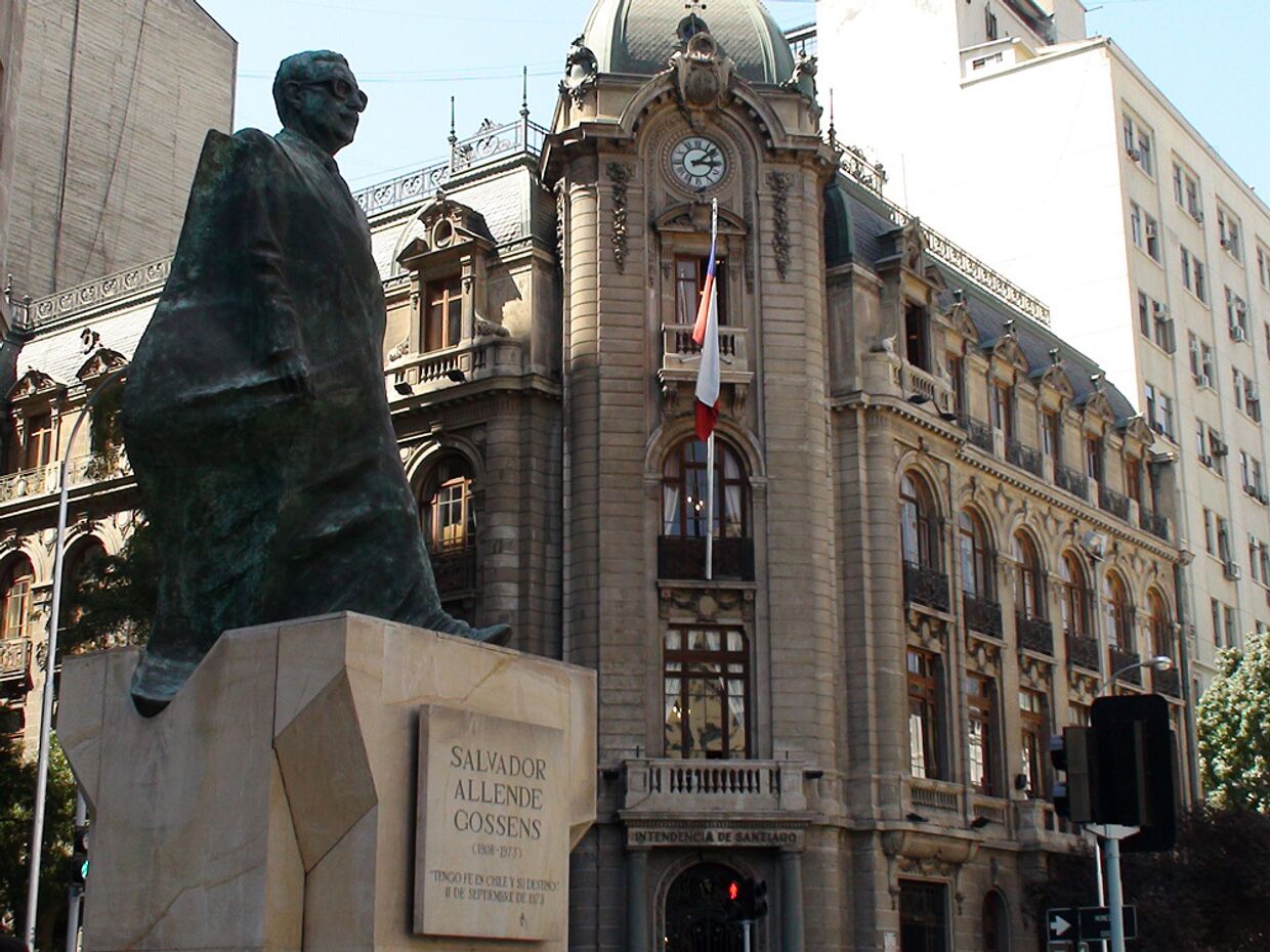 Памятник Сальвадору Альенде перед дворцом Ла Монеда в Сантьяго
