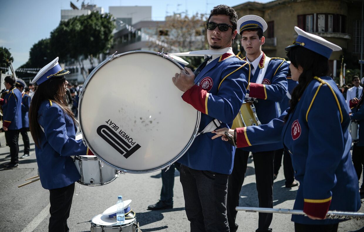 Участники парада школьников в честь Дня незасимости Греции перед началом мероприятия в Никосии