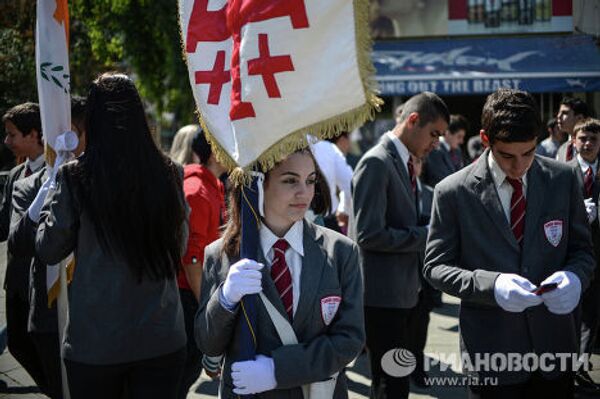 Участница парада школьников в честь Дня незасимости Греции перед началом мероприятия в Никосии