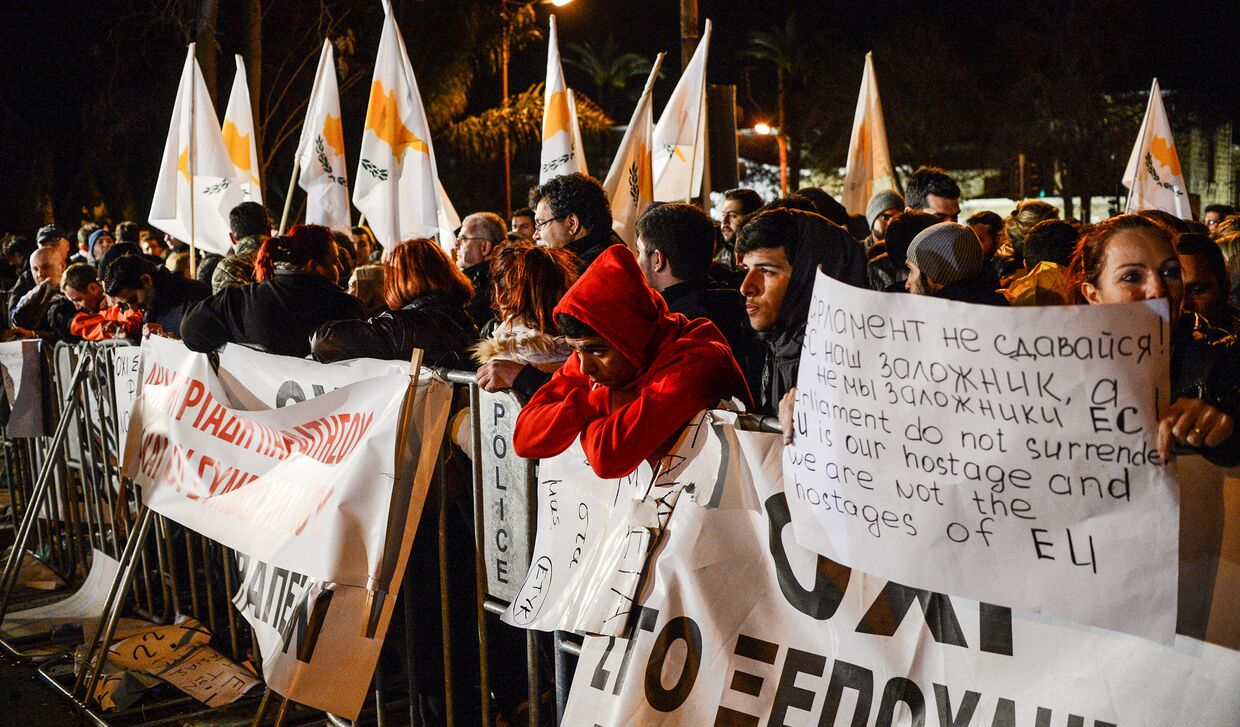 Участники акции протеста недалеко от здания парламента Кипра