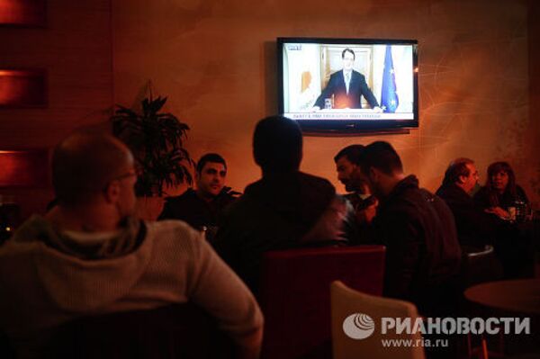 Посетители кафе слушают телевизионное обращение президента Кипра Никоса Анастасиадиса к нации в Никосии