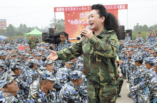 Пэн Лиюань во время выступления перед солдатами в уезд Вэньчуань в Китае, 2008 г.
