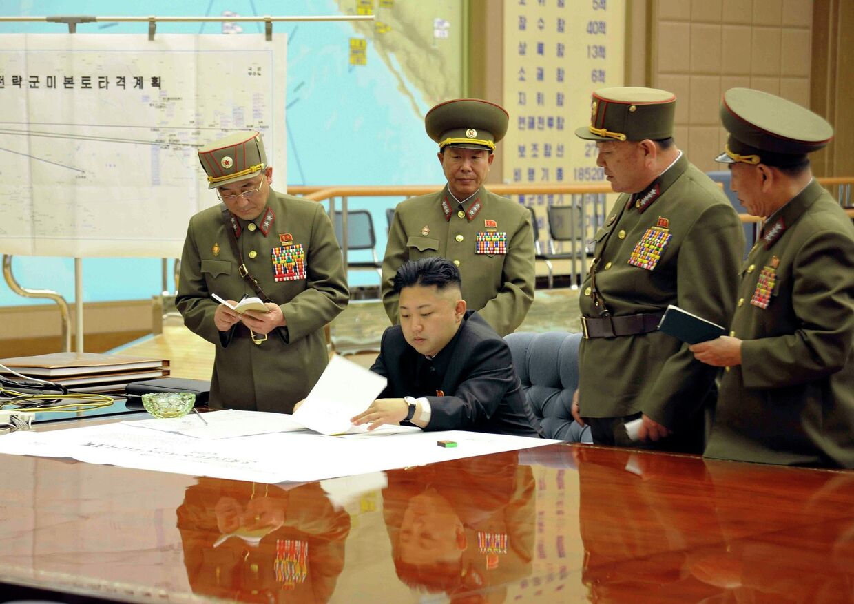 Лидер КНДР Ким Чен Ын на совещании с военными