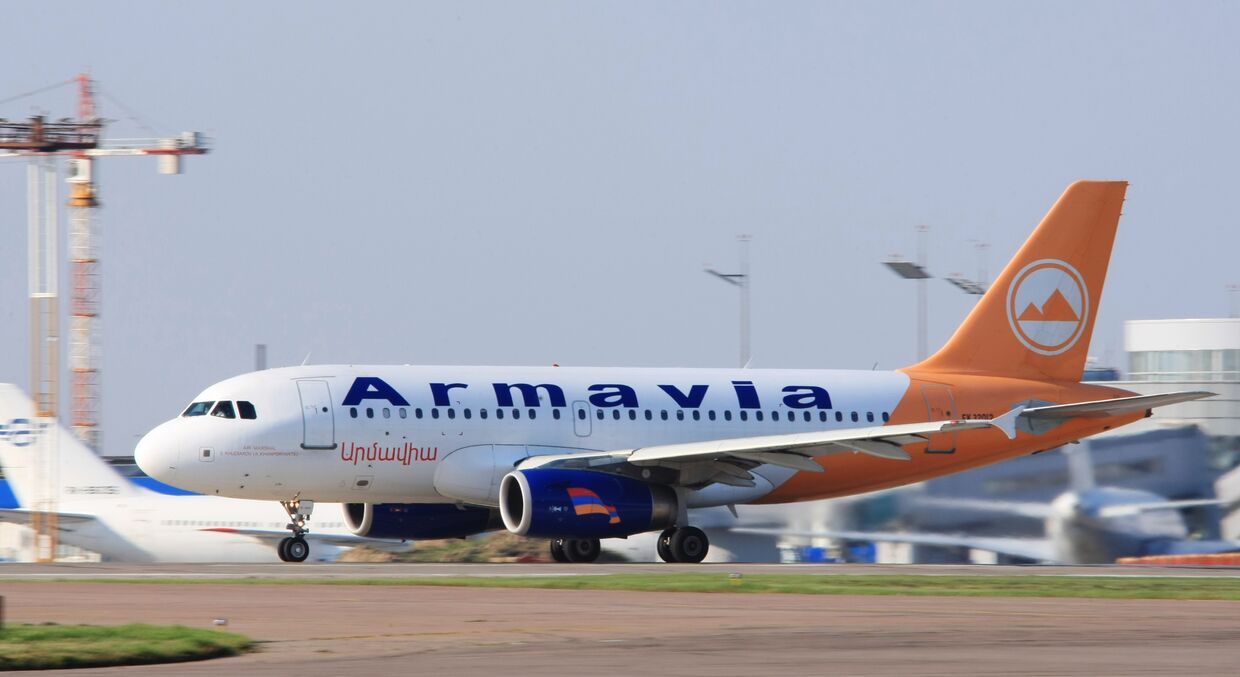Самолет A-319 (EK-32012) авиакомпании Армавиа. Архив