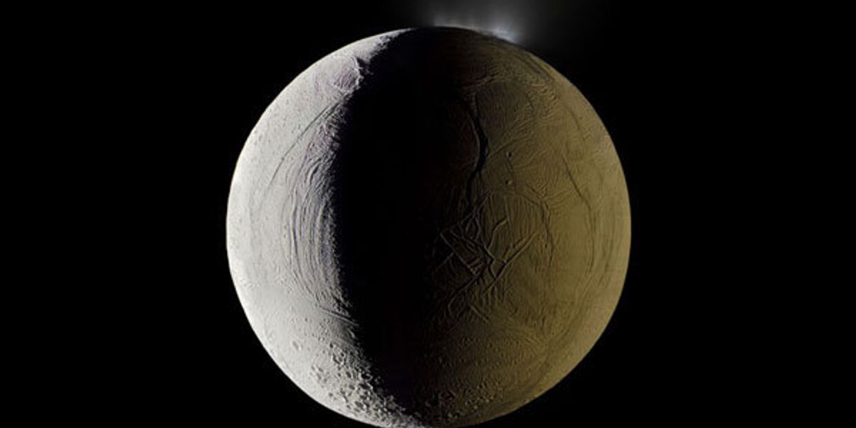 Энцелад — шестой по размерам спутник Сатурна