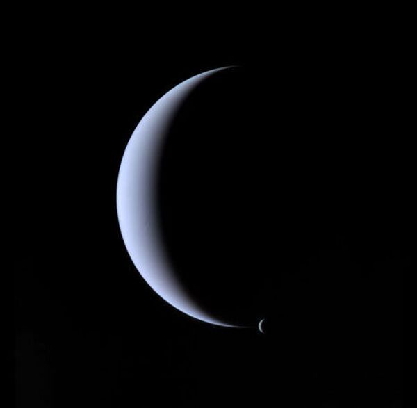Сатурн со спутником Тритоном
