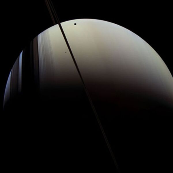 Сатурн со спутниками Мимас и Тетис
