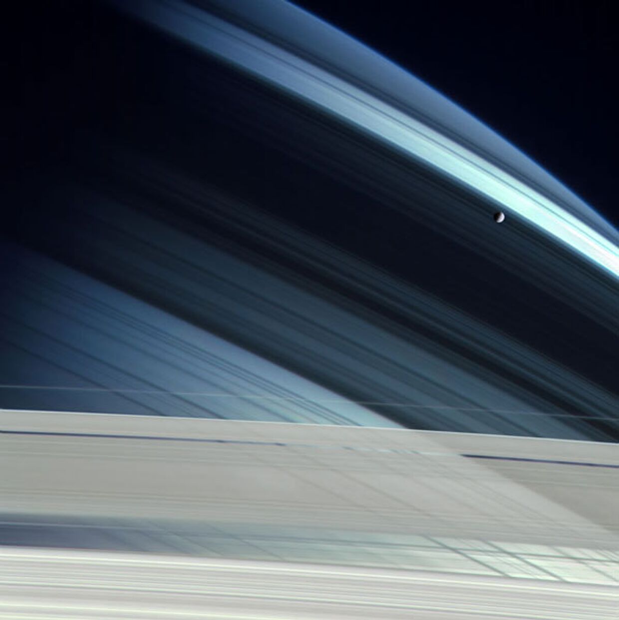 Сатурн со спутником Мимас