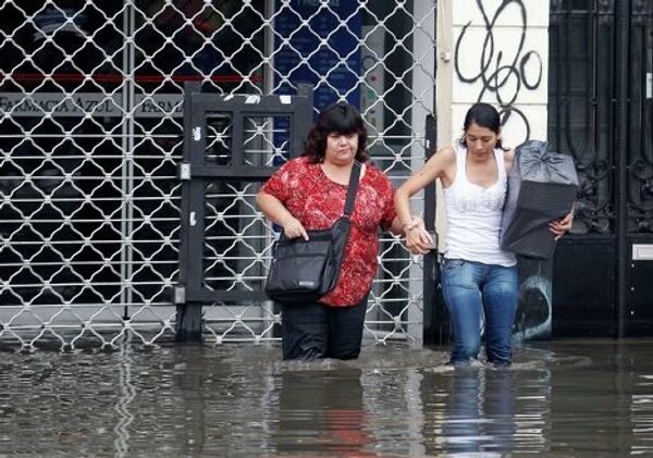 Люди на затопленной улице Буэнос-Айроса